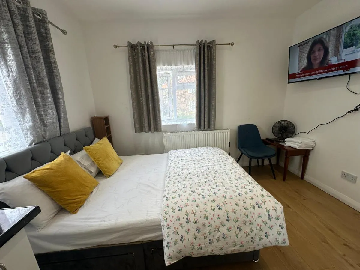 Image 5 of Luxury Private 2nd Studio Flat With Great Views in Keedonwood Road With Fully Own Bathroom Newly Added And Private Kitchenette