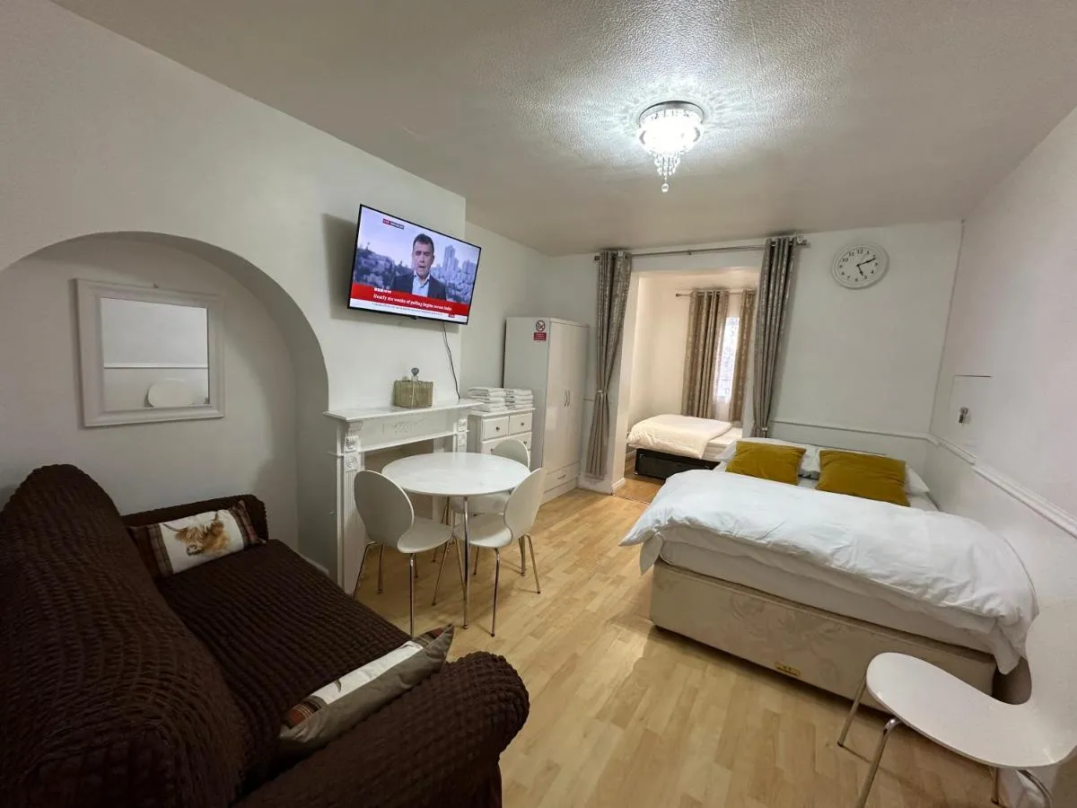 Image 2 of Luxury Private 2nd Studio Flat With Great Views in Keedonwood Road With Fully Own Bathroom Newly Added And Private Kitchenette
