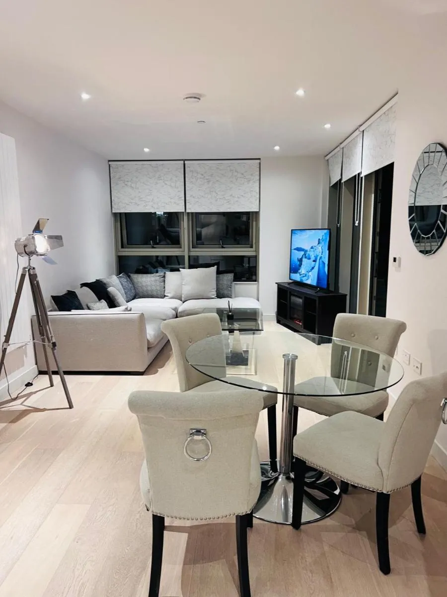 Image 4 of Luxury Royal Wharf 2 Bed