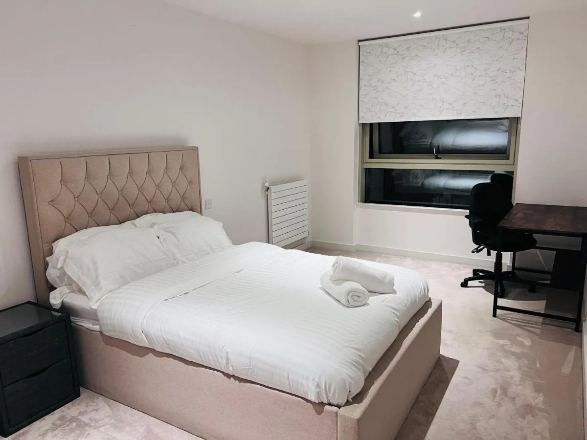 Image 3 of Luxury Royal Wharf 2 Bed