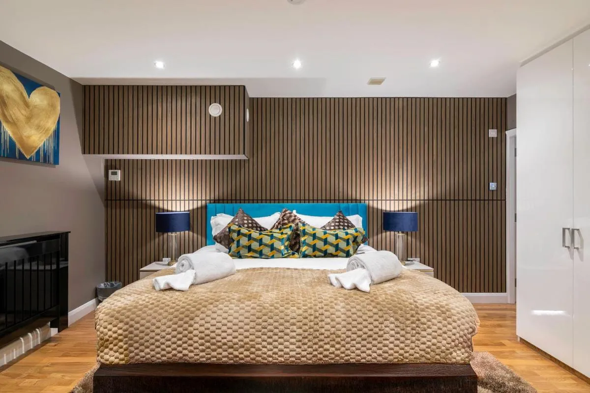Image 2 of Luxury Shoreditch 1BR Apartment Huge Living Room Sleeps 4 Close to Metro