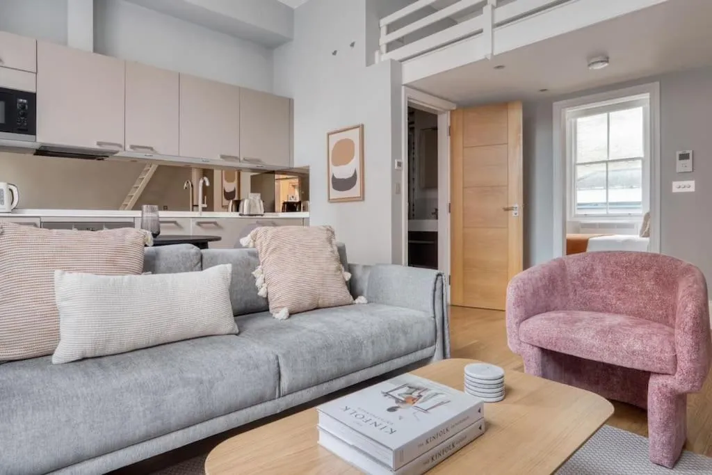 Image 4 of Luxury Soho Apartment R11