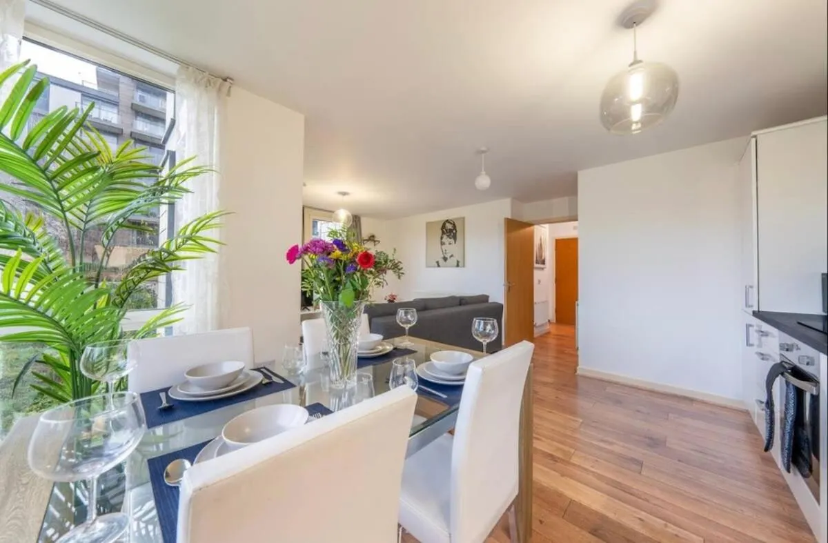 Image 3 of Luxury Stay Longer Sleeps 6 FreeParking FreeGym Terrace