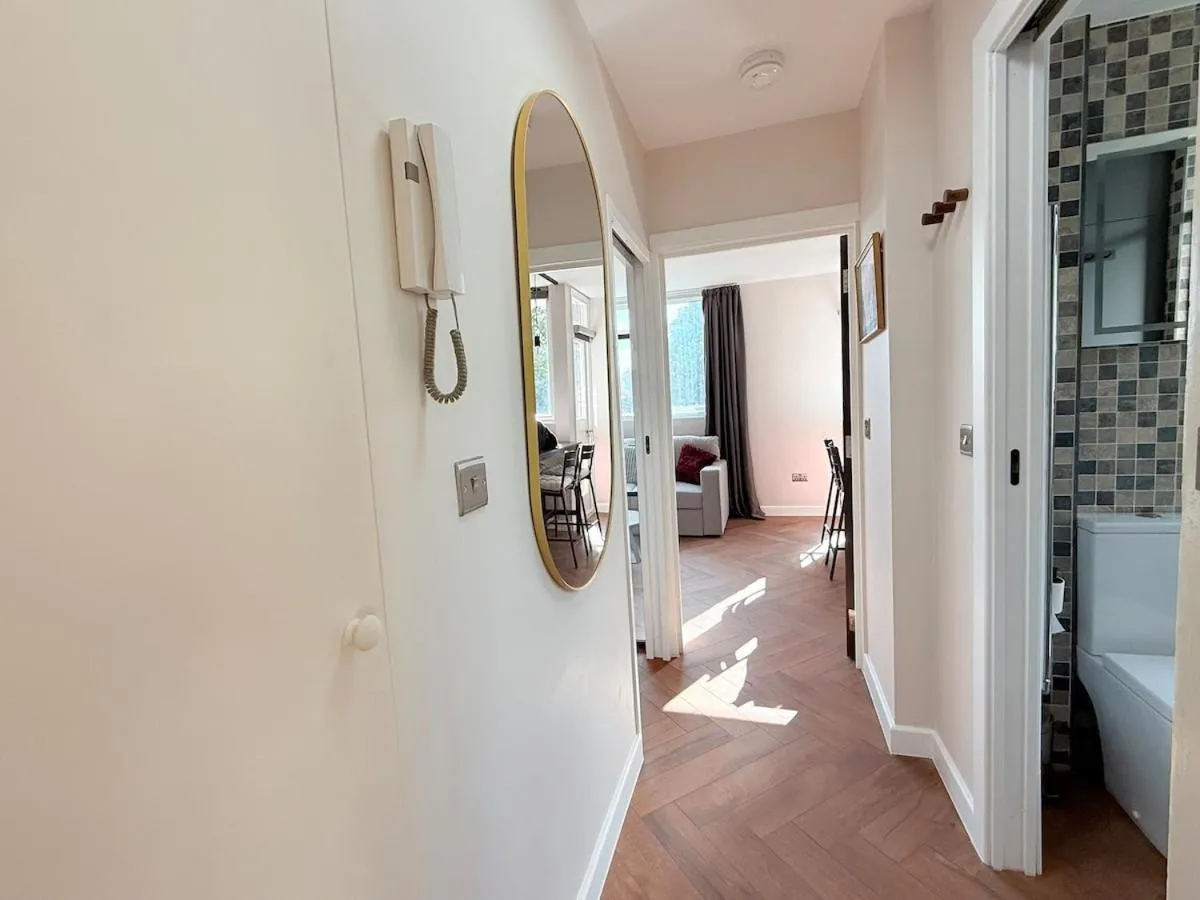 Image 3 of Luxury Studio 5 mins east Putney tube station