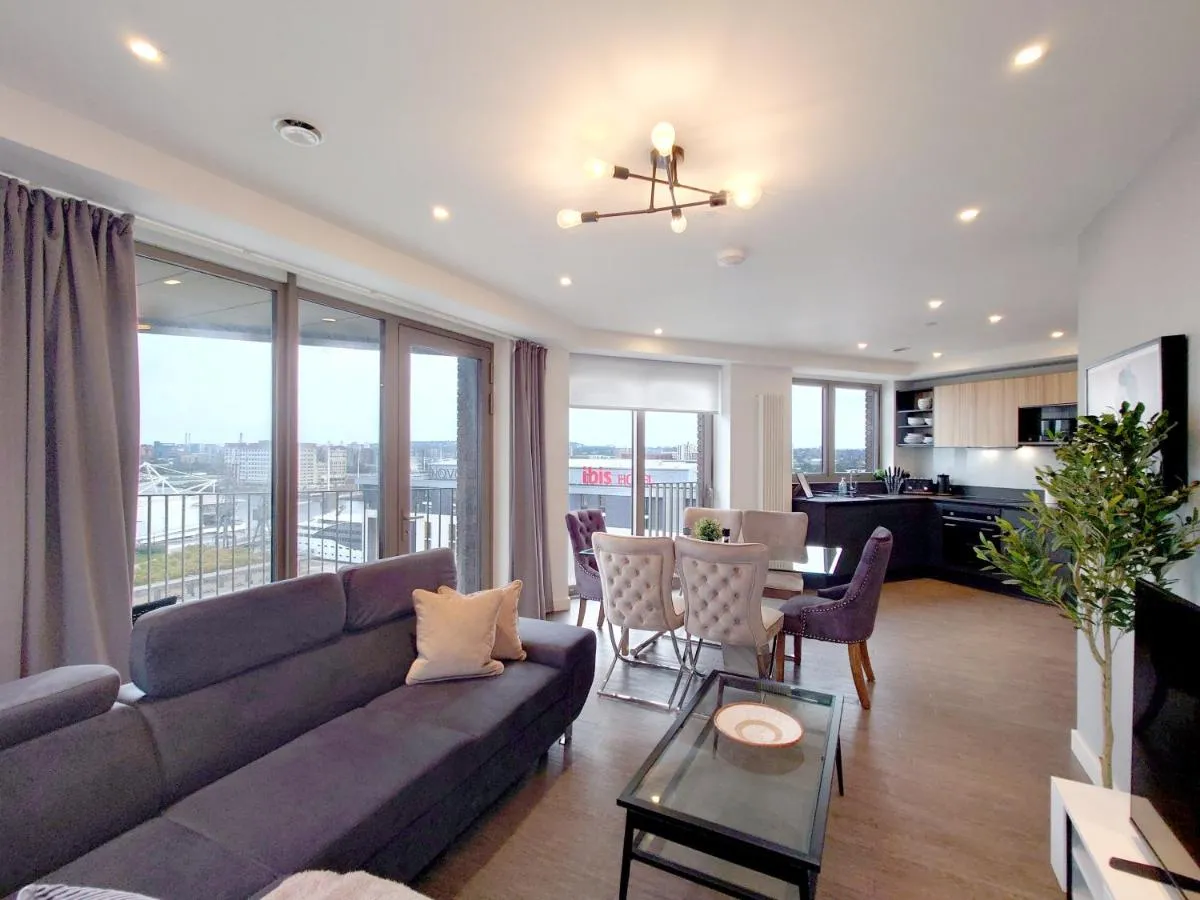 Image 4 of Luxury Three bed Apartment by London ExCeL