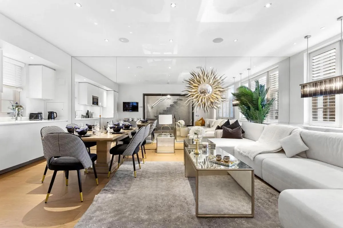 Image 3 of Luxury Villa by Hyde Park