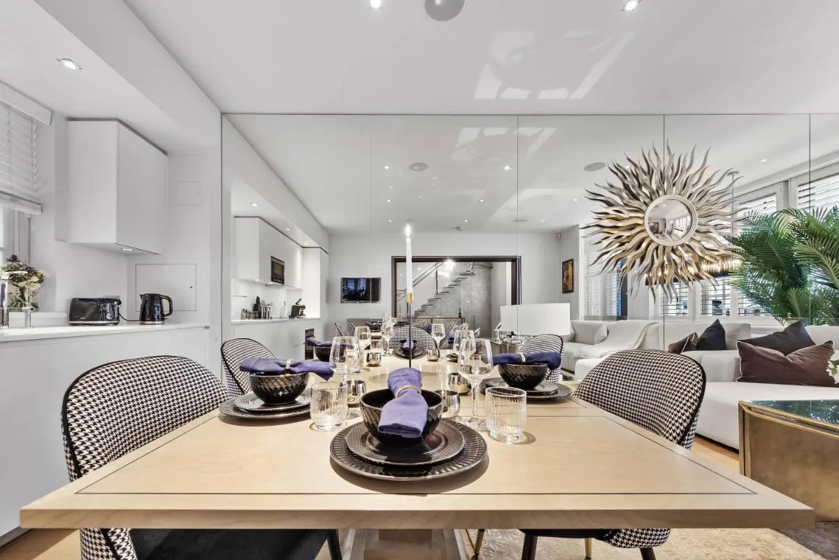 Image 4 of Luxury Villa by Hyde Park
