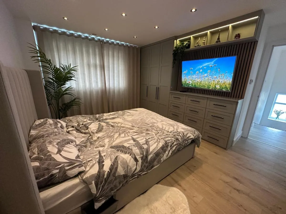 Image 5 of Luxury West London 3BR House, Cul De Sac