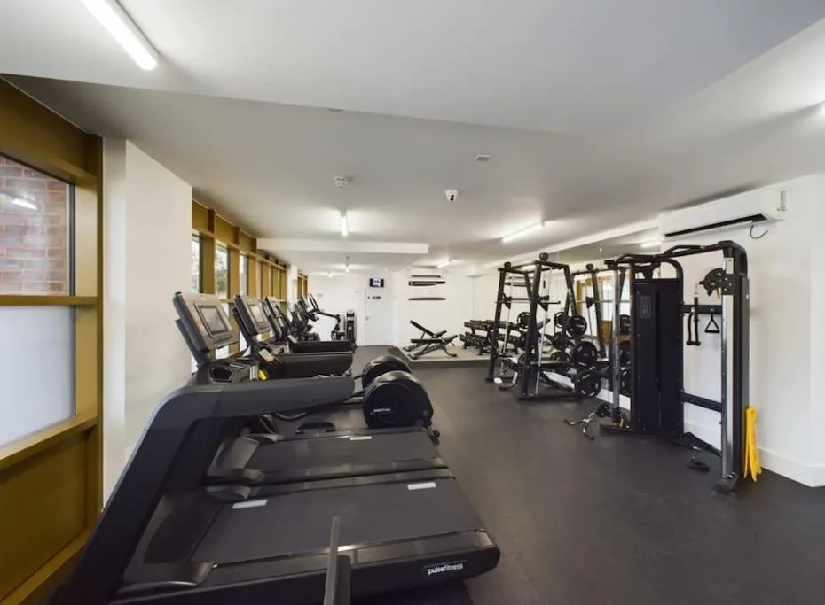 Image 3 of Luxury & Bright Apartment-Near Tube & Shops -Gym Access