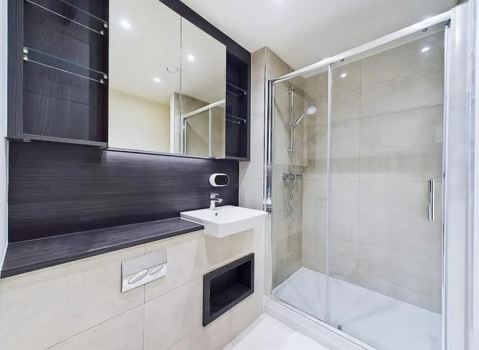 Image 4 of Luxury & Bright Apartment-Near Tube & Shops -Gym Access