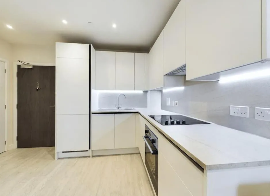 Image 5 of Luxury & Bright Apartment-Near Tube & Shops -Gym Access