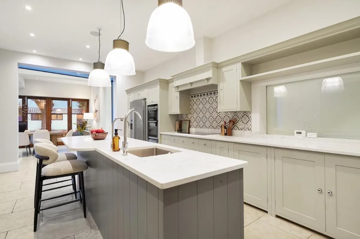 Image 3 of MUR1 – Modern and Stylish 6-bed House in Wimbledon