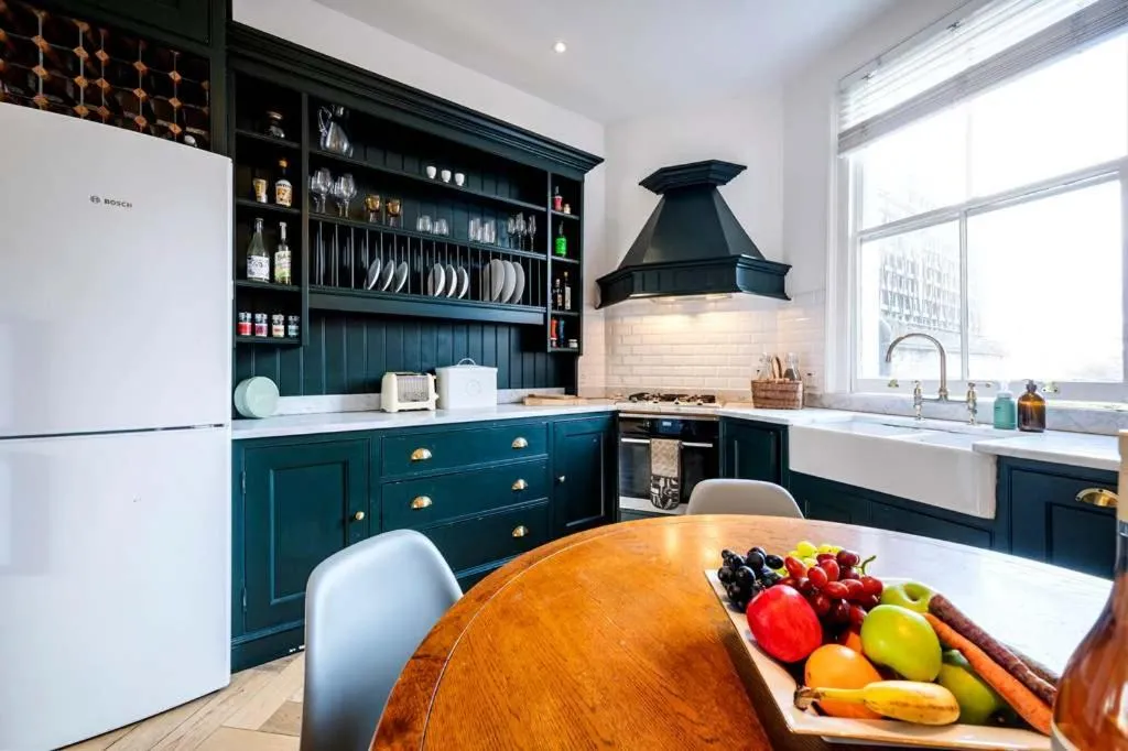 Image 3 of Made in Chelsea- 2 bed by Out of Office Lifestyle
