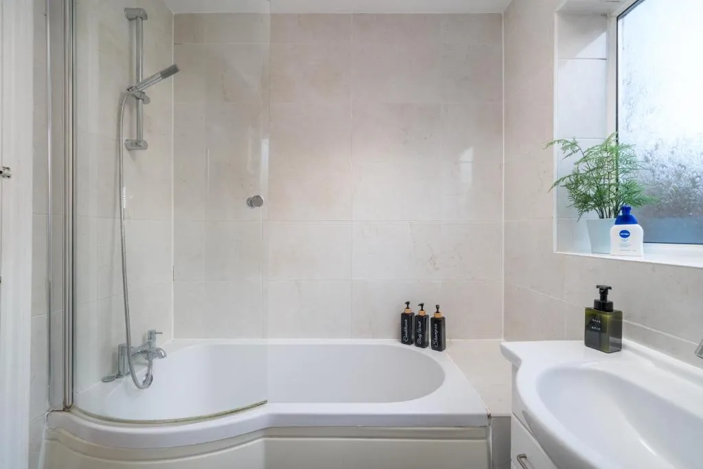 Madika Homes – Contractor Stays near Edgware Tube Station with Free Parking