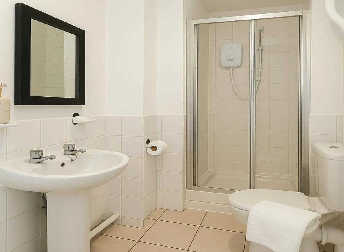 Image 4 of Magnificent 2 Bed Garden Flat in Oval