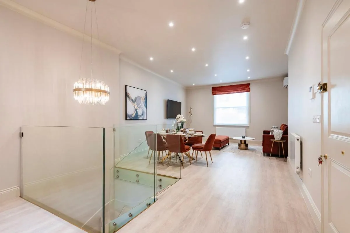 Image 3 of Marble Arch Suite 1
