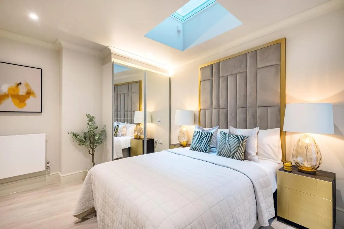 Image 3 of Marble Arch Suite 2