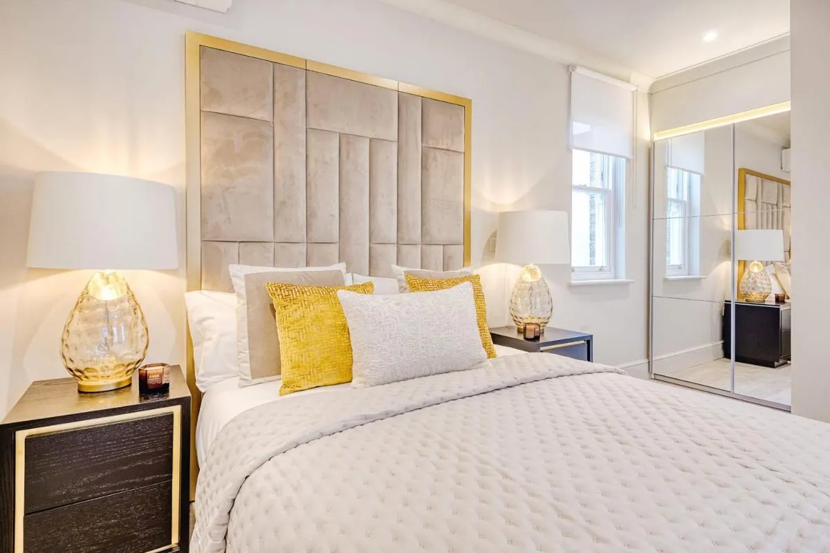Image 3 of Marble Arch Suite 3