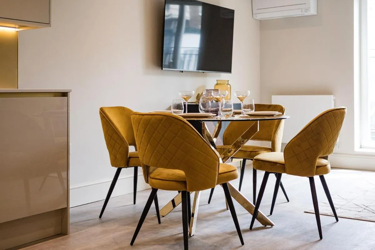 Image 3 of Marble Arch Suite 5