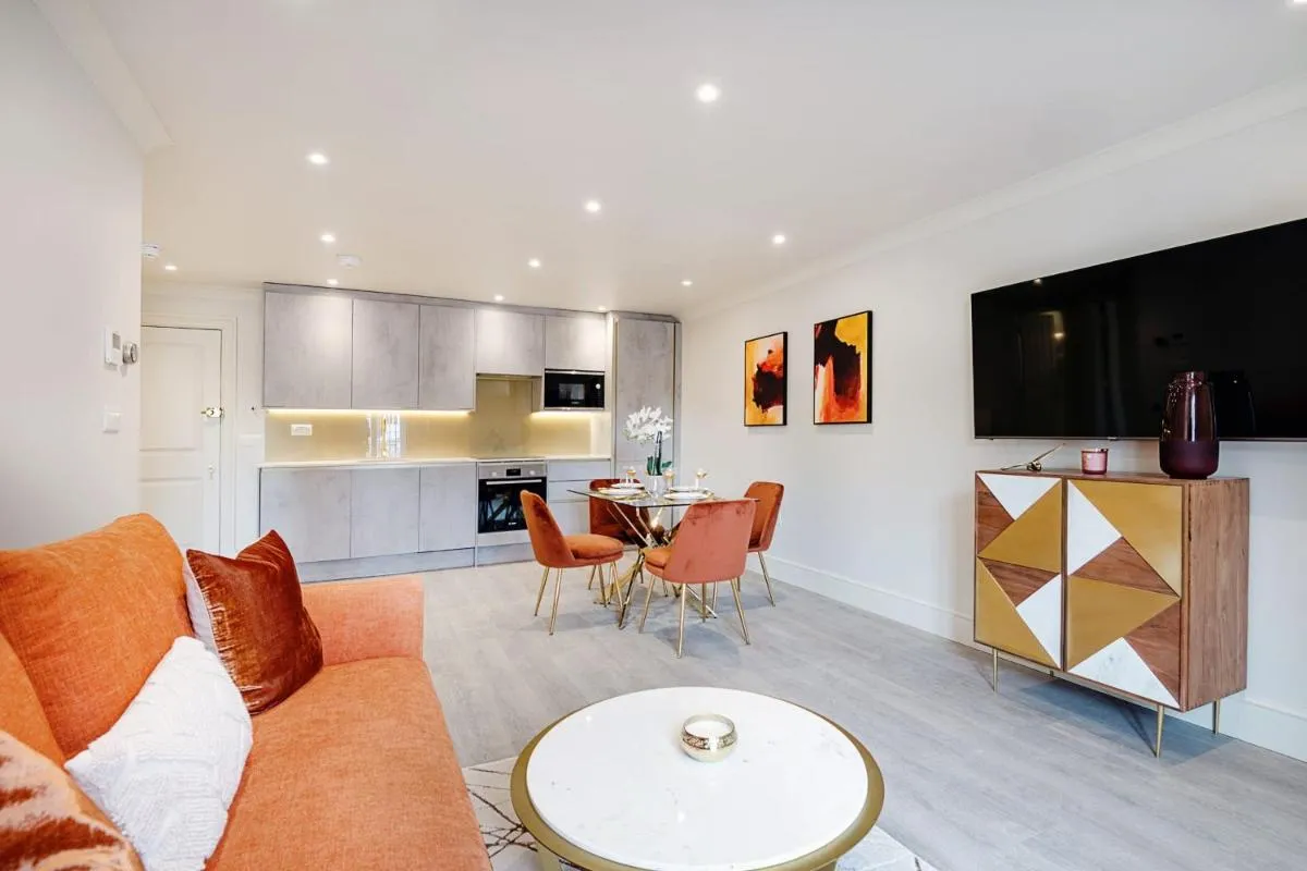 Image 5 of Marble Arch Suite 6