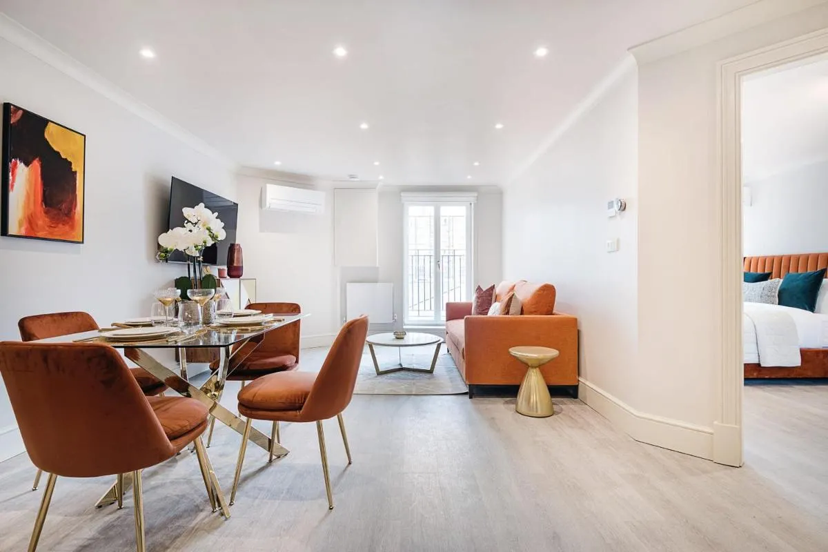 Image 4 of Marble Arch Suite 6
