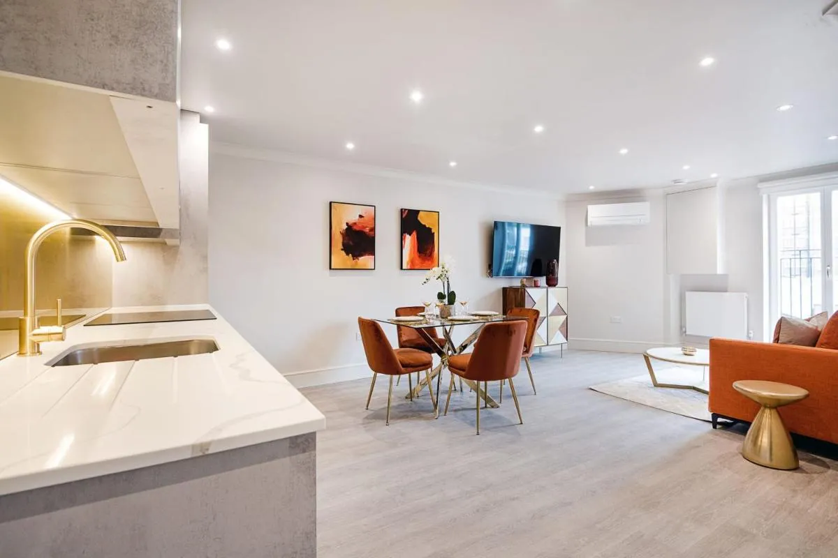 Image 3 of Marble Arch Suite 6