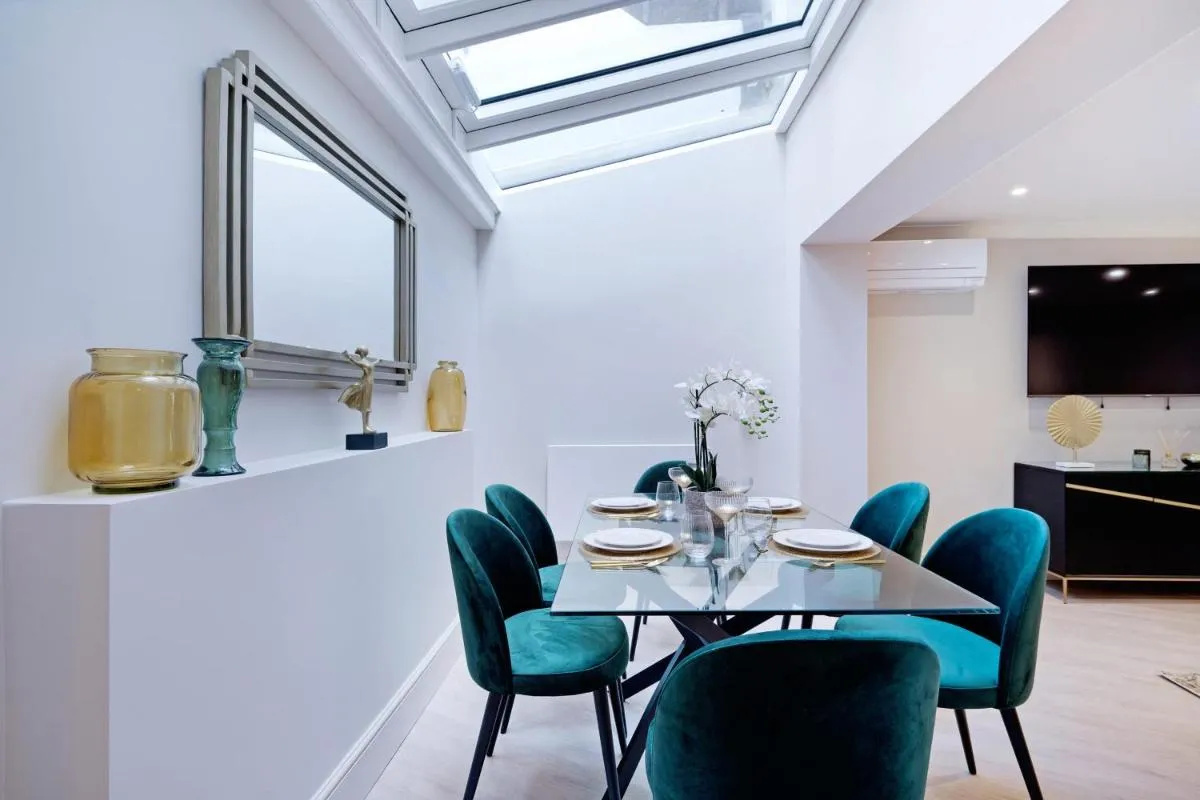 Image 3 of Marble Arch Suite 7