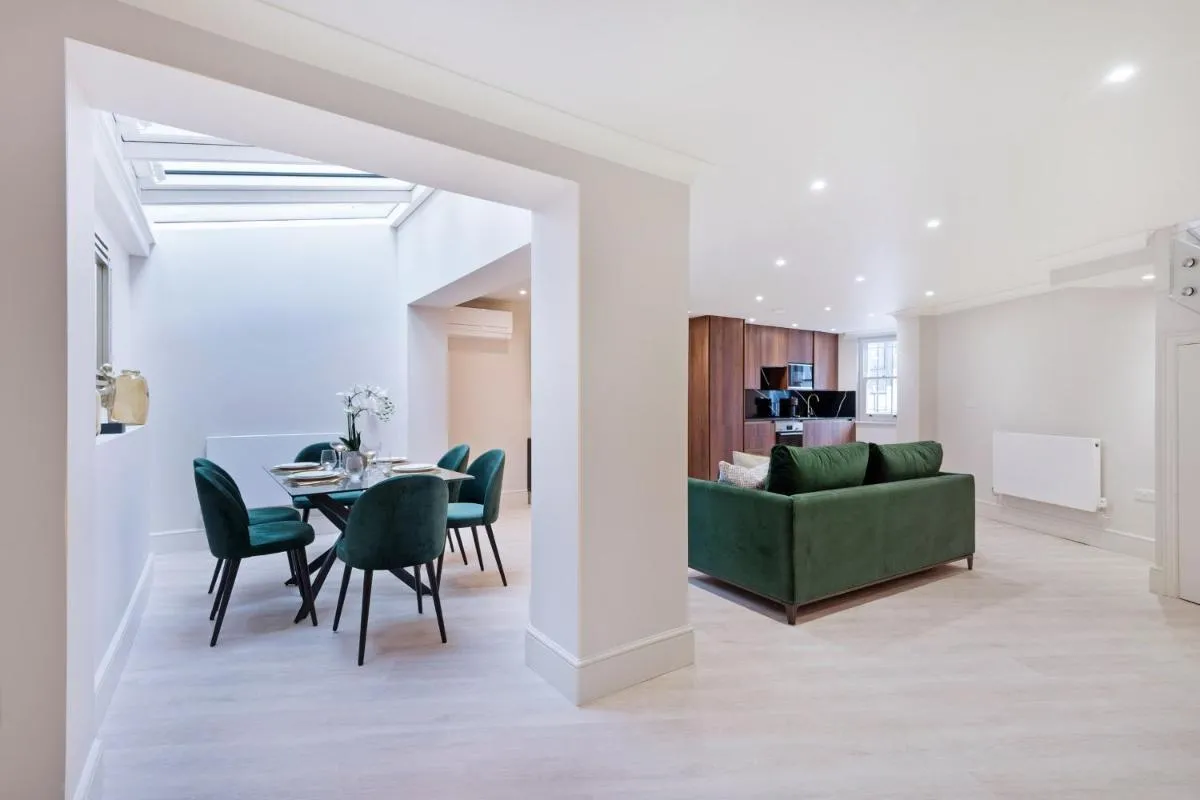 Image 4 of Marble Arch Suite 7