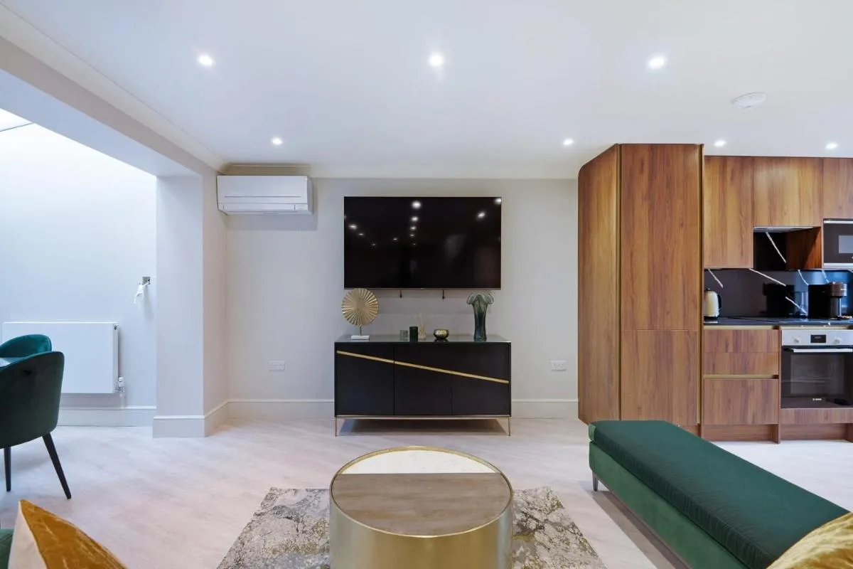 Image 5 of Marble Arch Suite 7