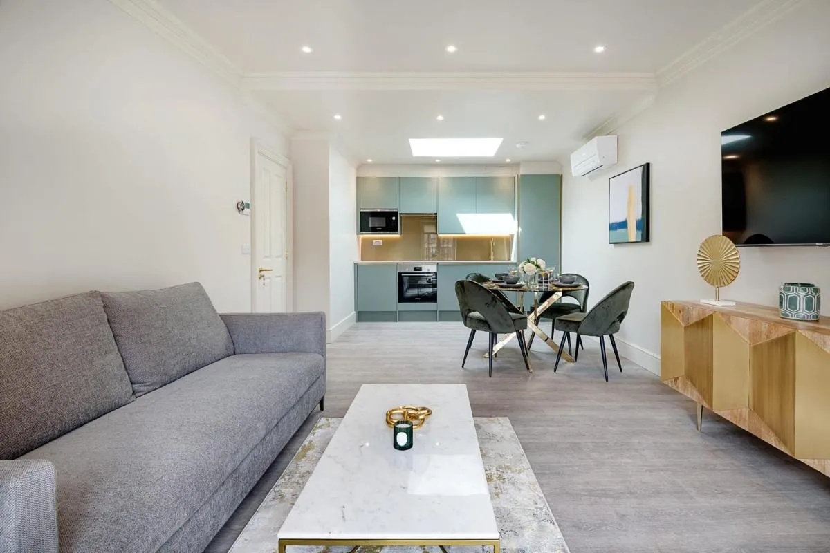 Image 3 of Marble Arch Suite 8