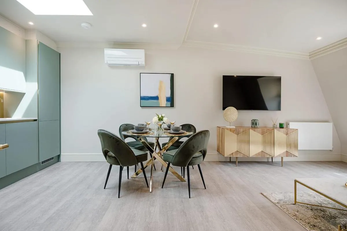Image 4 of Marble Arch Suite 8