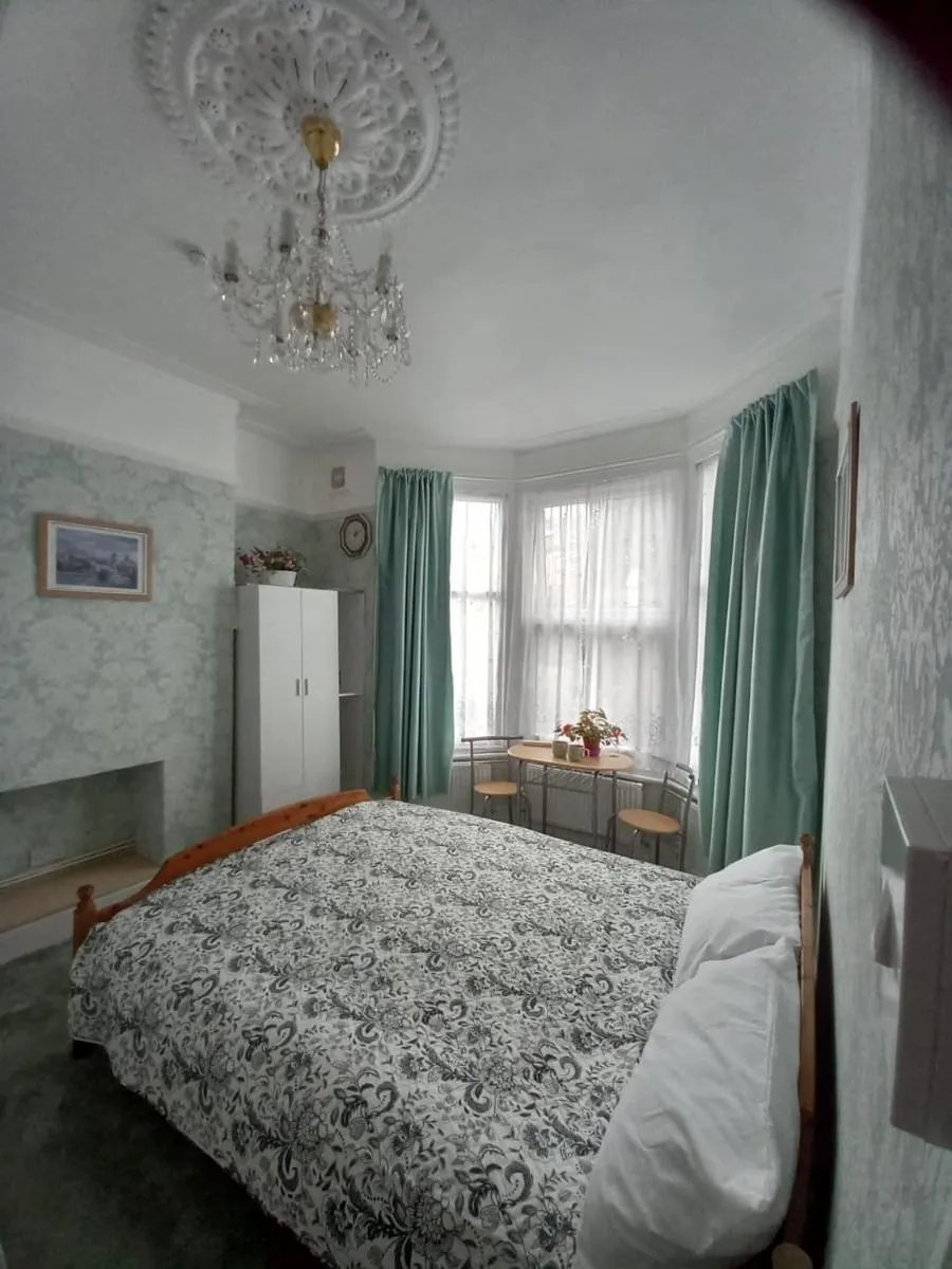 Image 4 of Mari London Holiday Room