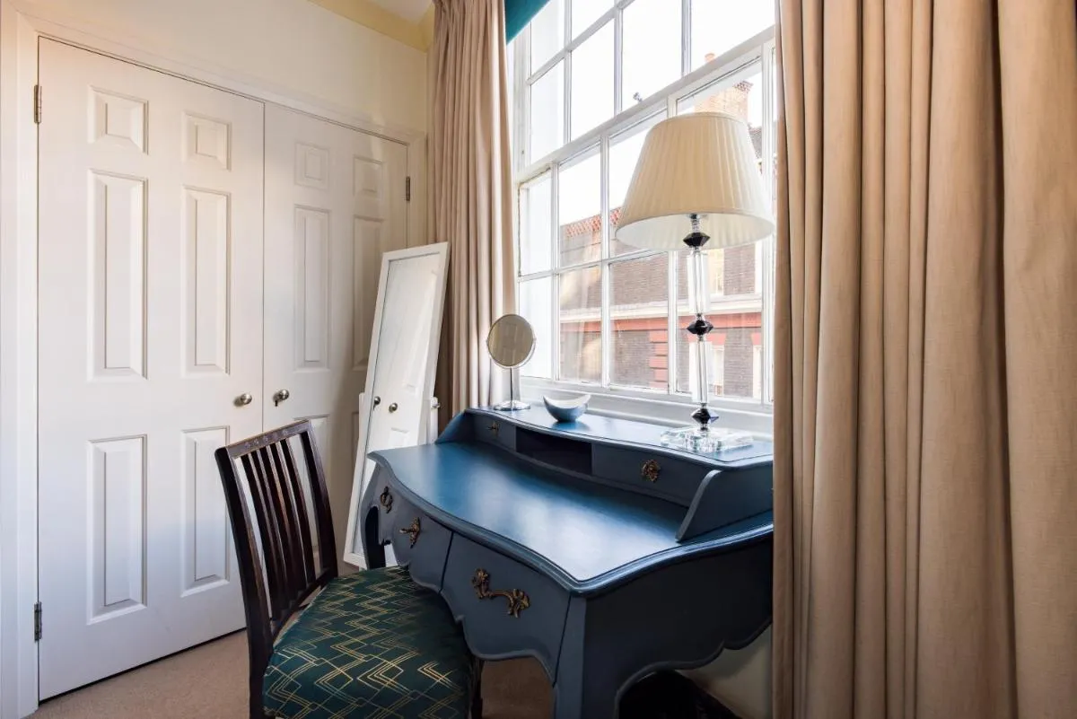 Image 3 of Mayfair 3-Bed 5-Guest Berkeley Square 1729 House