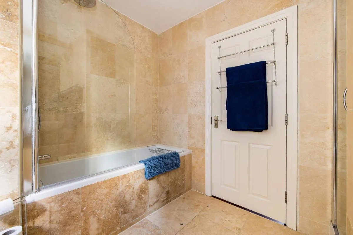Image 3 of Mayfair 3-Bed 6-Guest w Patio & ac Berkeley Square