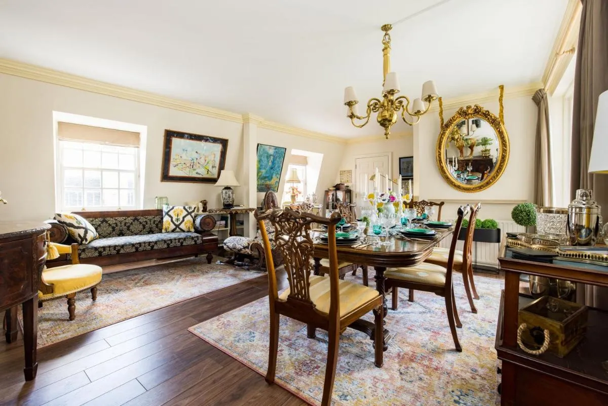 Image 4 of Mayfair 3-Bed 6-Guest w Patio & ac Berkeley Square