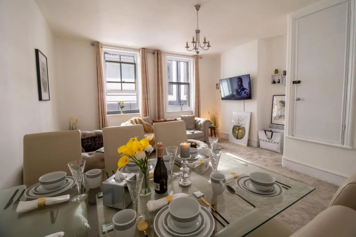 Image 5 of Mayfair Maisonette Chic Spacious 2-Bed – 33A