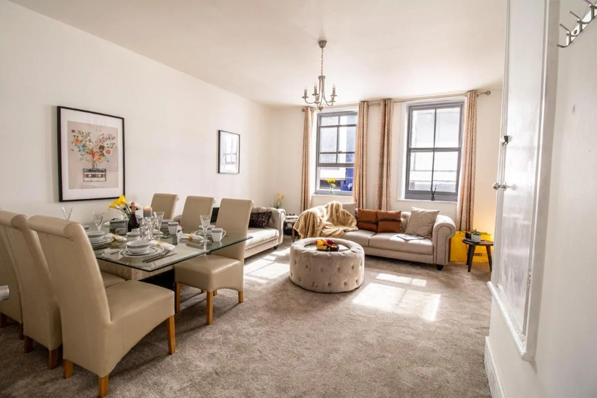 Image 3 of Mayfair Maisonette Chic Spacious 2-Bed – 33A