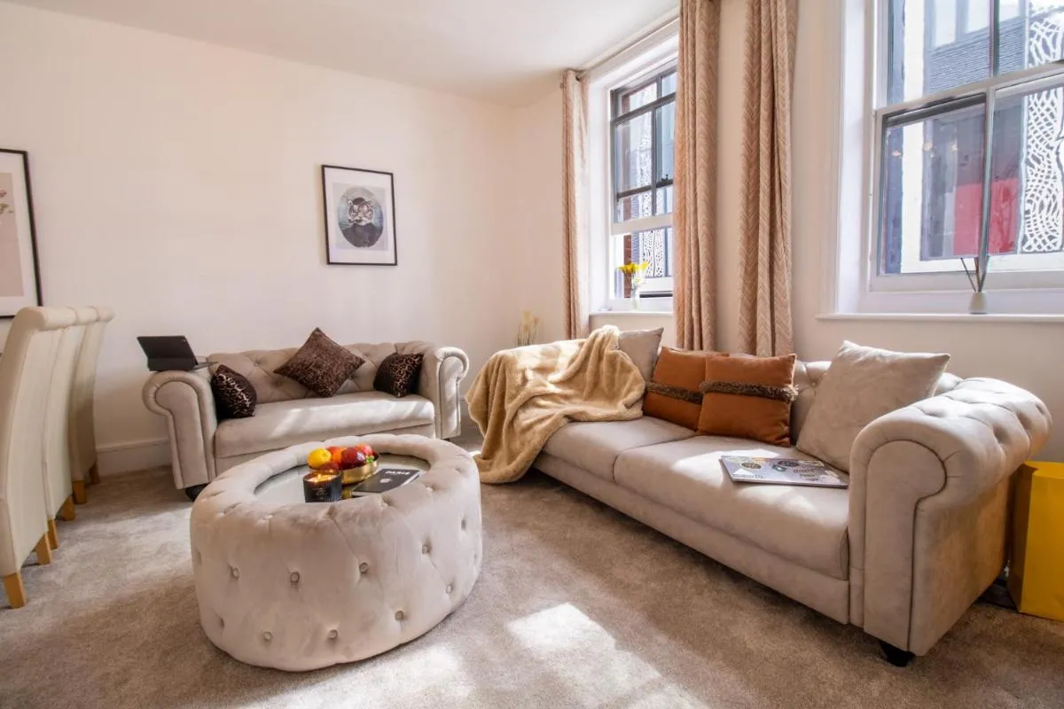 Image 4 of Mayfair Maisonette Chic Spacious 2-Bed – 33A