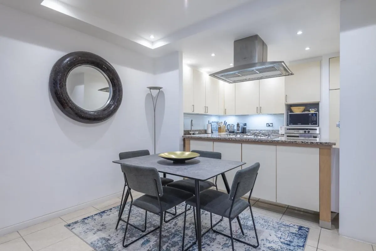 Image 3 of Mayfair Piccadilly Apartment