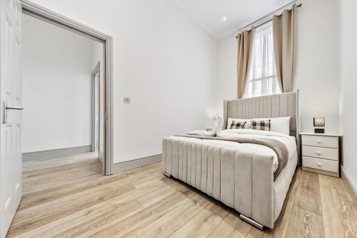 Image 5 of Minimalist Luxe 2BR Designer Retreat in Prime Kensington for 6 Next to Station Harrods