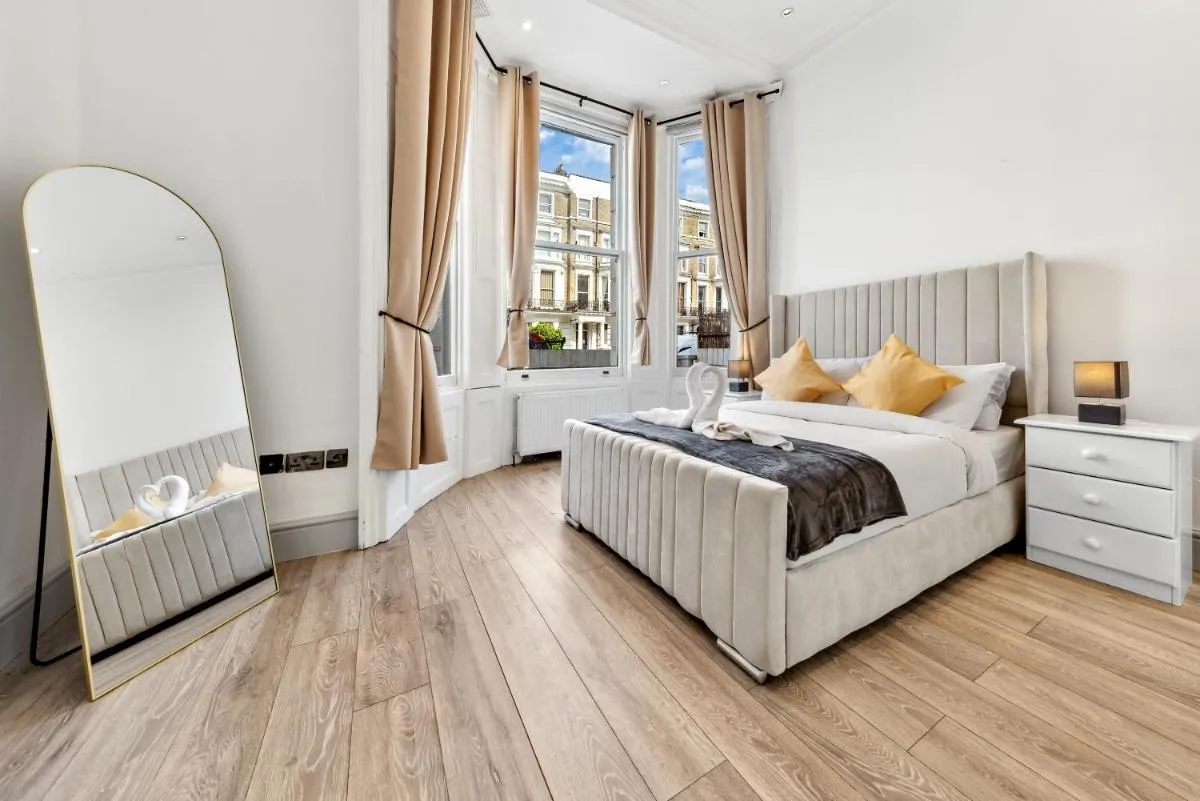 Image 4 of Minimalist Luxe 2BR Designer Retreat in Prime Kensington for 6 Next to Station Harrods