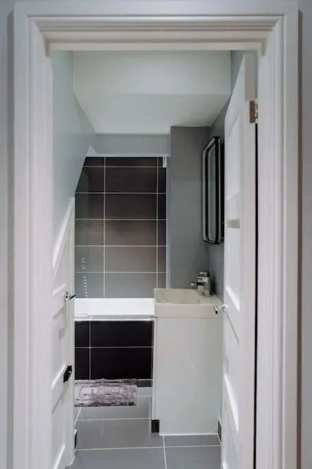 Image 3 of Modern 1BR in Brixton – Just Renovated!