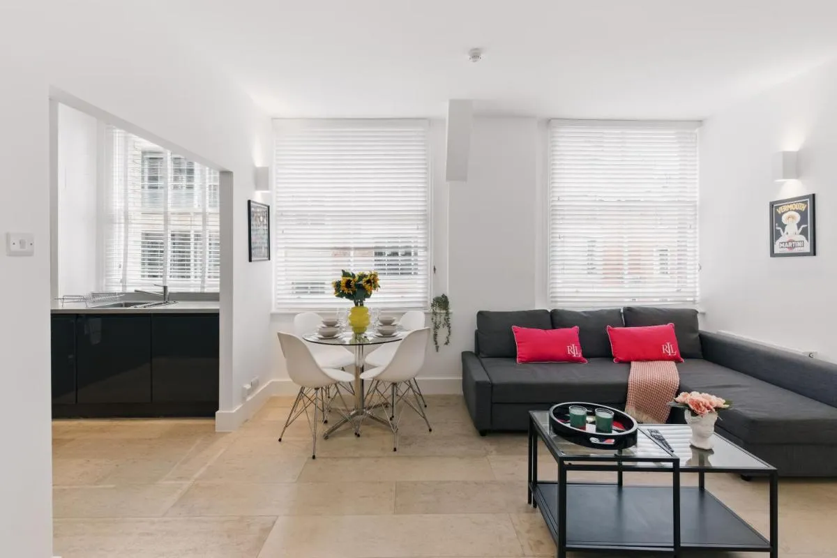 Image 4 of Modern 1-Bedroom Retreat in Trendy Clerkenwell