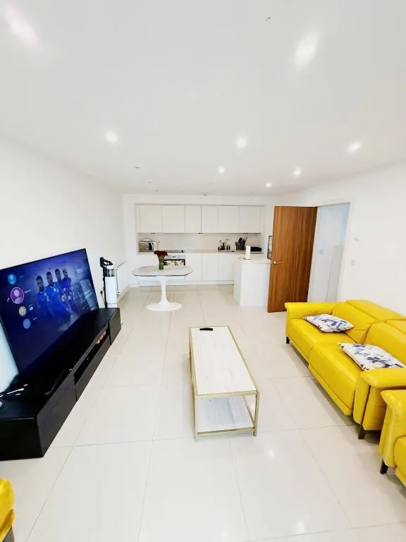 Modern 1 Bedroom Ensuite Huge Open Plan Living with Balcony 2 Bathroom
