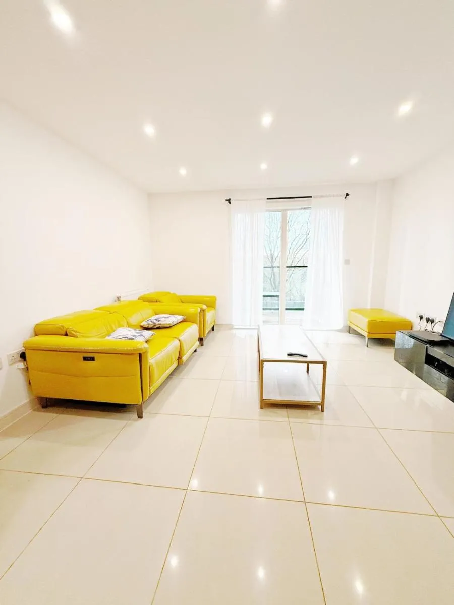 Image 5 of Modern 1 Bedroom Ensuite Huge Open Plan Living with Balcony 2 Bathroom