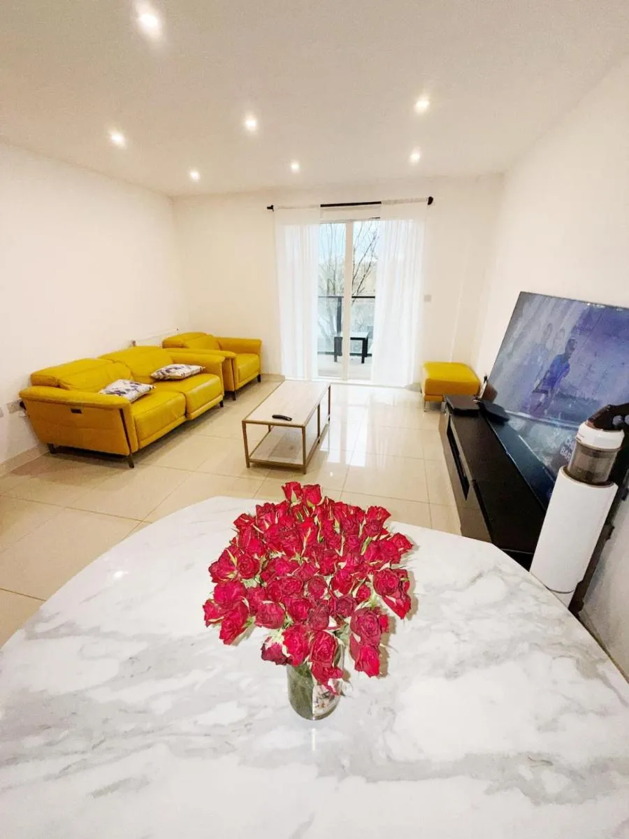 Image 2 of Modern 1 Bedroom Ensuite Huge Open Plan Living with Balcony 2 Bathroom