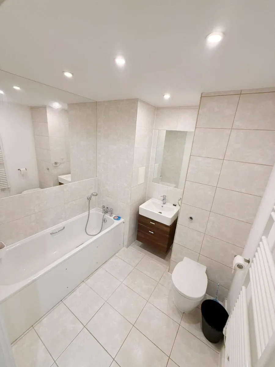 Image 3 of Modern 1 Bedroom Ensuite Huge Open Plan Living with Balcony 2 Bathroom