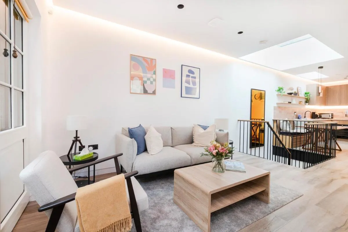 Image 3 of Modern 1 bed House in Kensington High St
