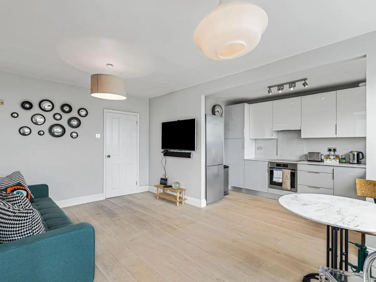 Image 3 of Modern 1 bedroom Apartment with views on West London – Pass the Keys