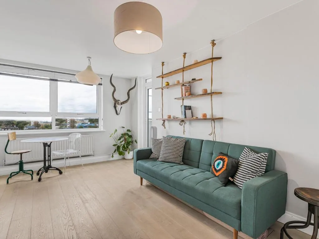 Modern 1 bedroom Apartment with views on West London – Pass the Keys